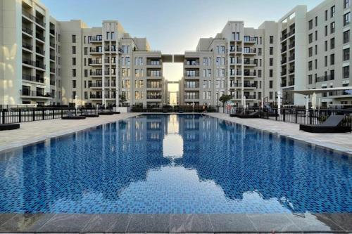 UrbanHomes - Exceptional 2 Bedroom Apt in A Family Friendly Neighborhood, Дубай