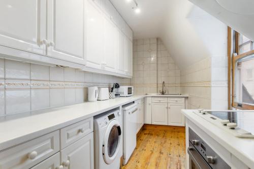 Elegant 3-Bedroom Apartment in the Heart of Piccadilly Circus No Lift- 4GL - image 11