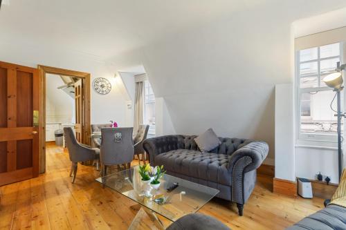 Elegant 3-Bedroom Apartment in the Heart of Piccadilly Circus No Lift- 4GL - image 2
