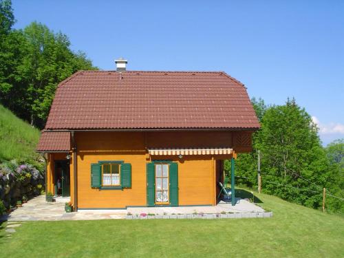 Ferienhaus in luftiger Höhenlage mit tollem Ausblick von der Terrasse auf den See im Tal in Sankt Urban