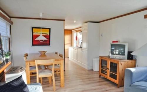 Exterior view, Strandnahes Chalet Mit Uberdachter Veranda in Buren