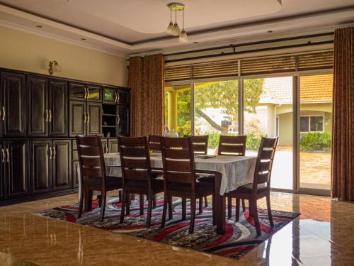 20 minutes to Ziwa Rhino Sanctuary- Butiti Ranch B&B Stay