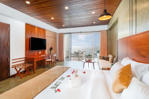 Deluxe Double Room with Balcony and Sea View image 10
