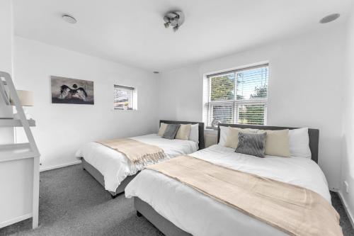 Manchester House Retreat - Sleeps 18 - Tap to explore photos