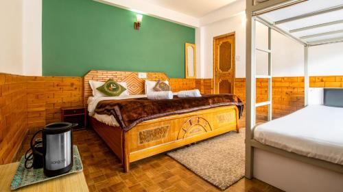 1 king bed, 2 bunk beds