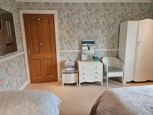 1 double bed, 1 twin bed