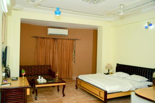 Deluxe Double or Twin Room image 3