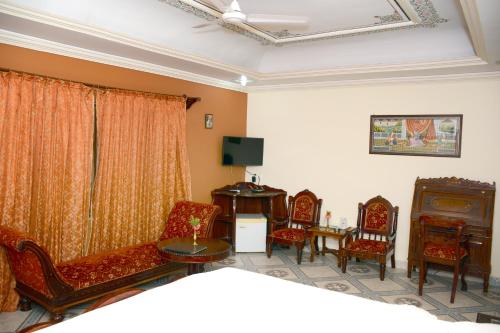 Deluxe Double or Twin Room image 1