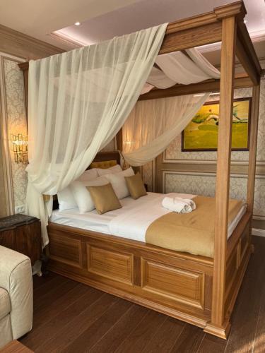 1 queen bed, 1 sofa bed