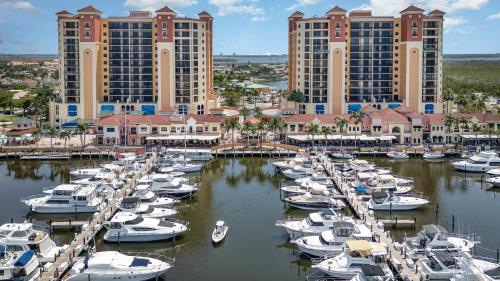 2 Story Lux Waterfront Living in Cape Harbour - Villa Funky Fish House - image 5