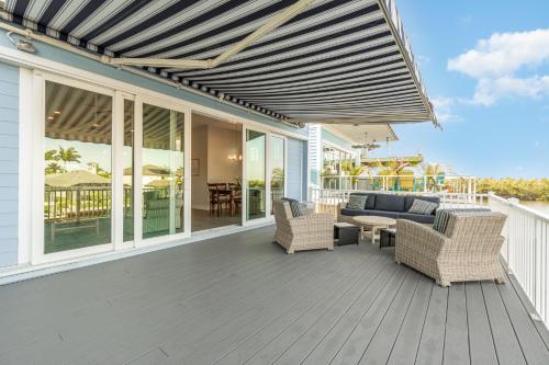 2 Story Lux Waterfront Living in Cape Harbour - Villa Funky Fish House - image 3