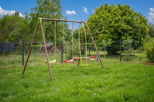 Buitenkant, Villa Family Love Mit Garten Und Spielplatz in Snasici