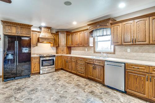 ‘Meadow Edges’ w/ Yard & Views in Odon in Sanmena (IN)
