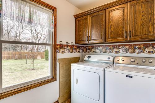 ‘Meadow Edges’ w/ Yard & Views in Odon in Sanmena (IN)