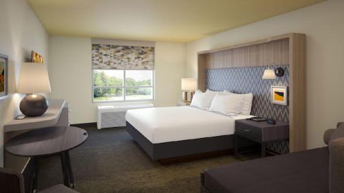 Standard King Room image 8