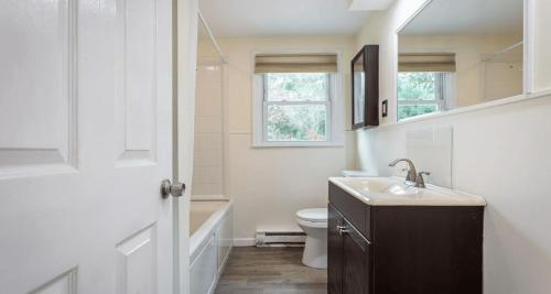 ห้องน้ำ, Cozy 3BR Home near Casinos! in อันคาสวิลล์ (CT)
