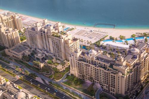 New Fairmont Residence Private Beach club access Palm Jumeirah, Dubaï (photo 3)