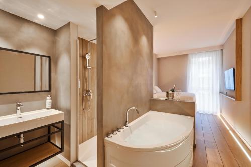 room detail thumbnail 1