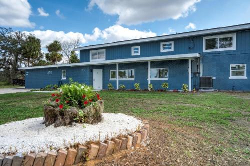 Riverside Hut Cozy Getaway w Tiki Hut & Grill thumb 4