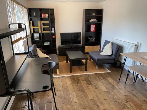 London Apartment - Sleeps 3-City Escape- Balcony