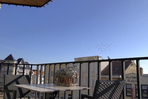 陽台/露台, Zonnig appartement met ruim terras, residentie Sealor in 德潘訥