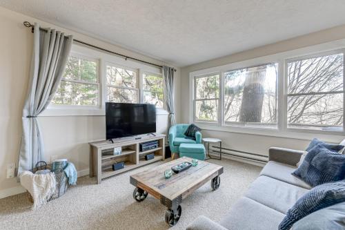 Hot Tub and Mountain Views Waynesville Retreat!