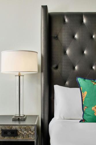 Deluxe Double Room with Two Double Beds and Bay View image 2
