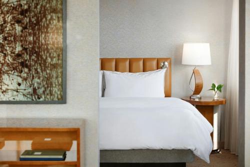 Executive Suite, 1 King, Lake view image 2