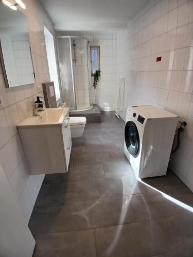 Vannas istaba, WORK&SLEEP - moderne Apartments mit Einzelbetten, TV, WLAN, Bettwäsche und Handtücher (WORK&SLEEP - moderne Apartments mit Einzelbetten, TV, WLAN, Bettwasche und Handtucher) in Oberndorf am Neckar