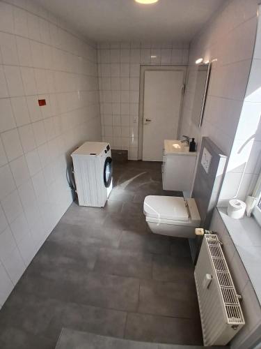 Vannas istaba, WORK&SLEEP - moderne Apartments mit Einzelbetten, TV, WLAN, Bettwäsche und Handtücher (WORK&SLEEP - moderne Apartments mit Einzelbetten, TV, WLAN, Bettwasche und Handtucher) in Oberndorf am Neckar