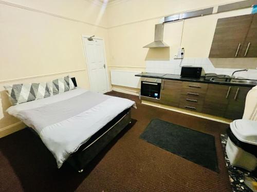 16 double bed with kitchen inside the room, Nottingham