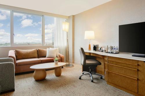 Studio King Room with Sofa Bed and City View image 3