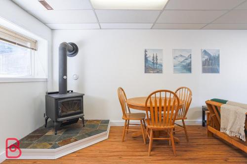 Cozy basement Studio in Fernie by StayIn
