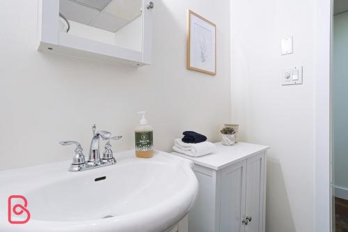 Cozy basement Studio in Fernie by StayIn