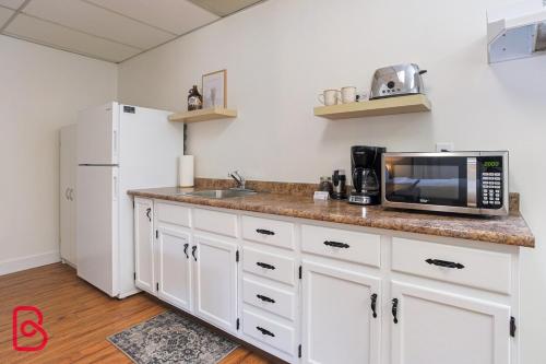 Cozy basement Studio in Fernie by StayIn