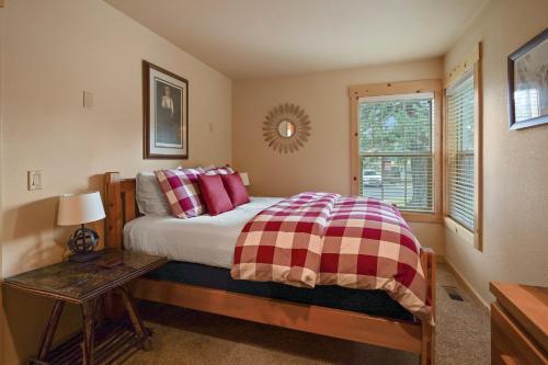 Deer Park Cabin - image 6