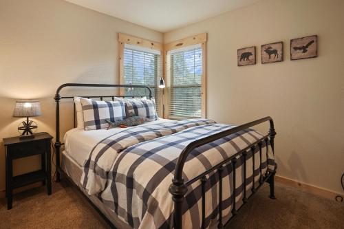 Deer Park Cabin - image 12