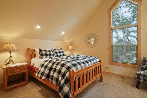 Deer Park Cabin - image 7