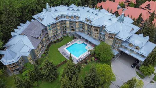 Luxurious Studio Apartment with swimming pool,hottub & mountain views at Cascade in Whistler, Canada