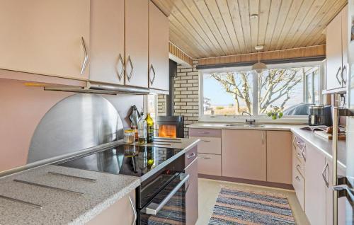 kuchyně, 3 Bedroom Awesome Home In Brenderup Fyn in Vedelshave