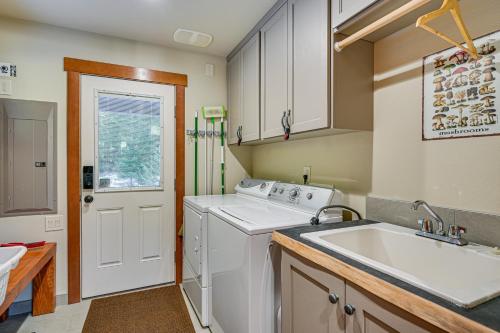 Deck, Hot Tub and Fire Pit Mtn-View Packwood Cabin