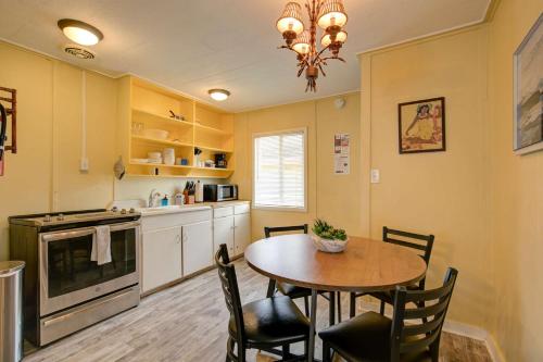 The Hawaiian Cottage 2-Bed by the Sea w fireplace in Grayland