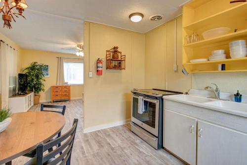 The Hawaiian Cottage 2-Bed by the Sea w fireplace in Grayland