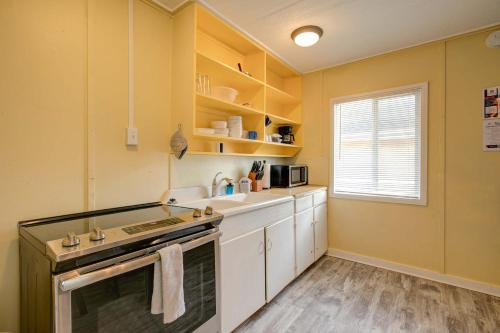 The Hawaiian Cottage 2-Bed by the Sea w fireplace in Grayland