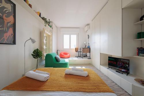 Appartamento di Design con Vista su Via Tortona, Milán