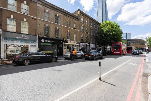 Spacious 1 BR Near London Bridge - 5 Min Walk - image 10