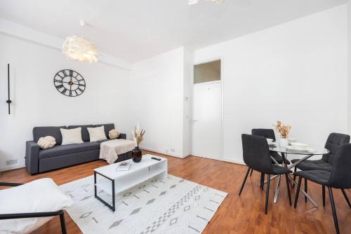 Spacious 1 BR Near London Bridge - 5 Min Walk - image 12