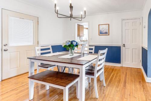 3 Mi to Hospitals Inviting Rockford Home with Yard! in Rockford (IL)