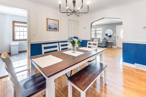 3 Mi to Hospitals Inviting Rockford Home with Yard! in Rockford (IL)