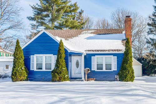 3 Mi to Hospitals Inviting Rockford Home with Yard! in Rockford (IL)